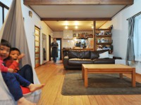 家族が集うナチュラルなリビング